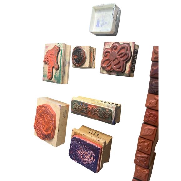 Mixed Lot of 16 Stamps Vintage &‎ Modern | Halloween Pumpkin Flowers Bee Lion - Picture 8 of 13